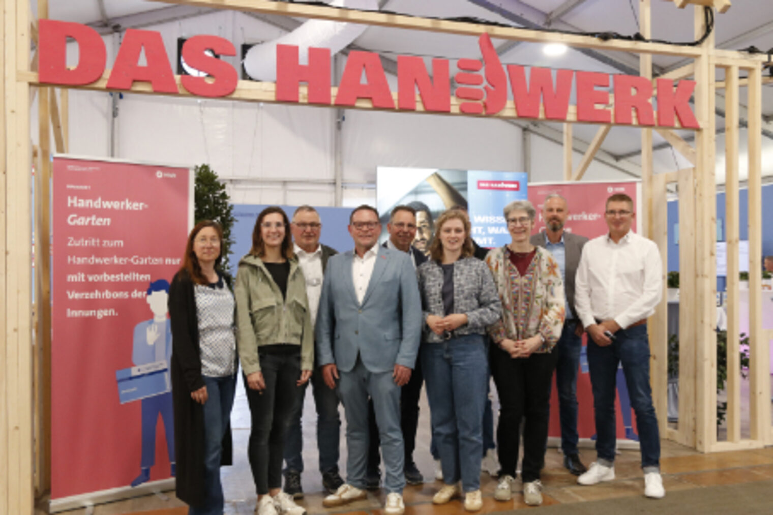 Teilnehmer des Runden Tisches vor dem Eingang des Handwerker-Gartens auf dem Maimarkt Mannheim