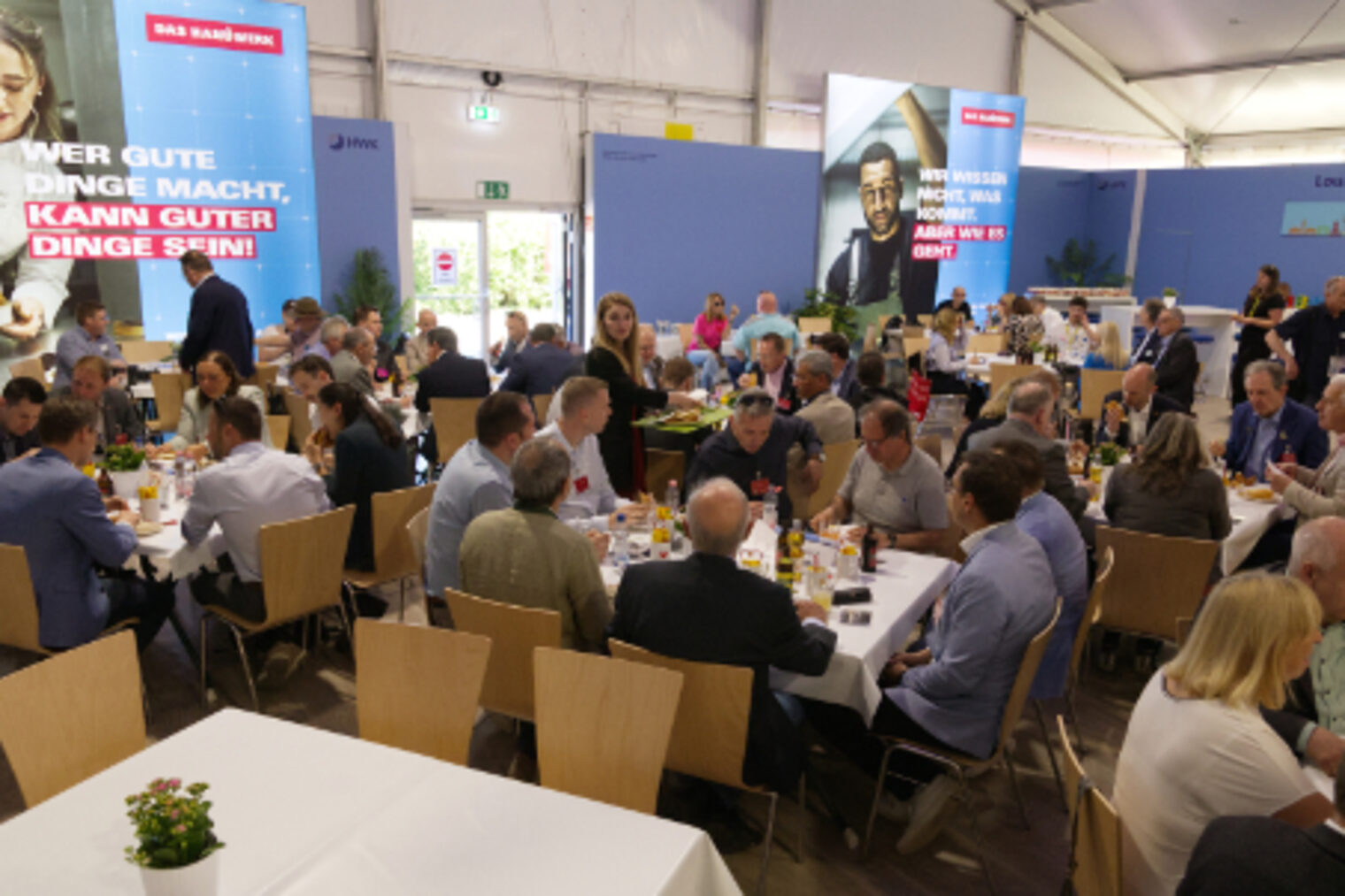Zahlreiche Bürgermeister*innen beim Besuch im Handwerk-Zelt auf dem Maimarkt Mannheim