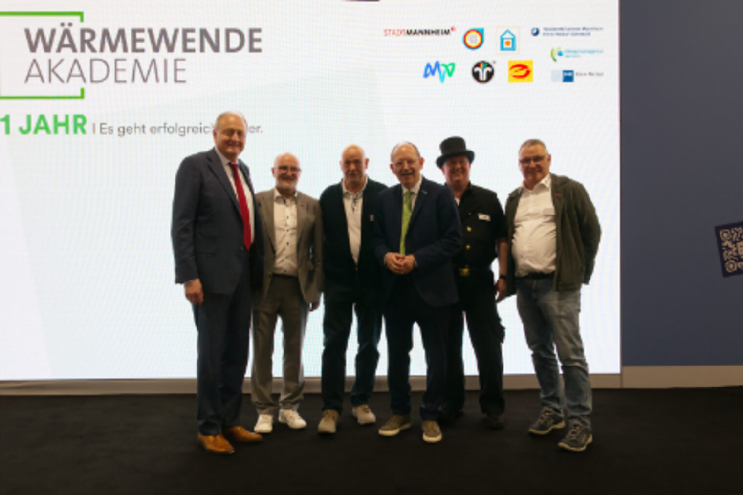 Gruppenfoto vor der Praesentation der Waermewende Akademie Mannheim zum einjaehrigen Jubilaeeum auf dem Maimarkt Mannheim