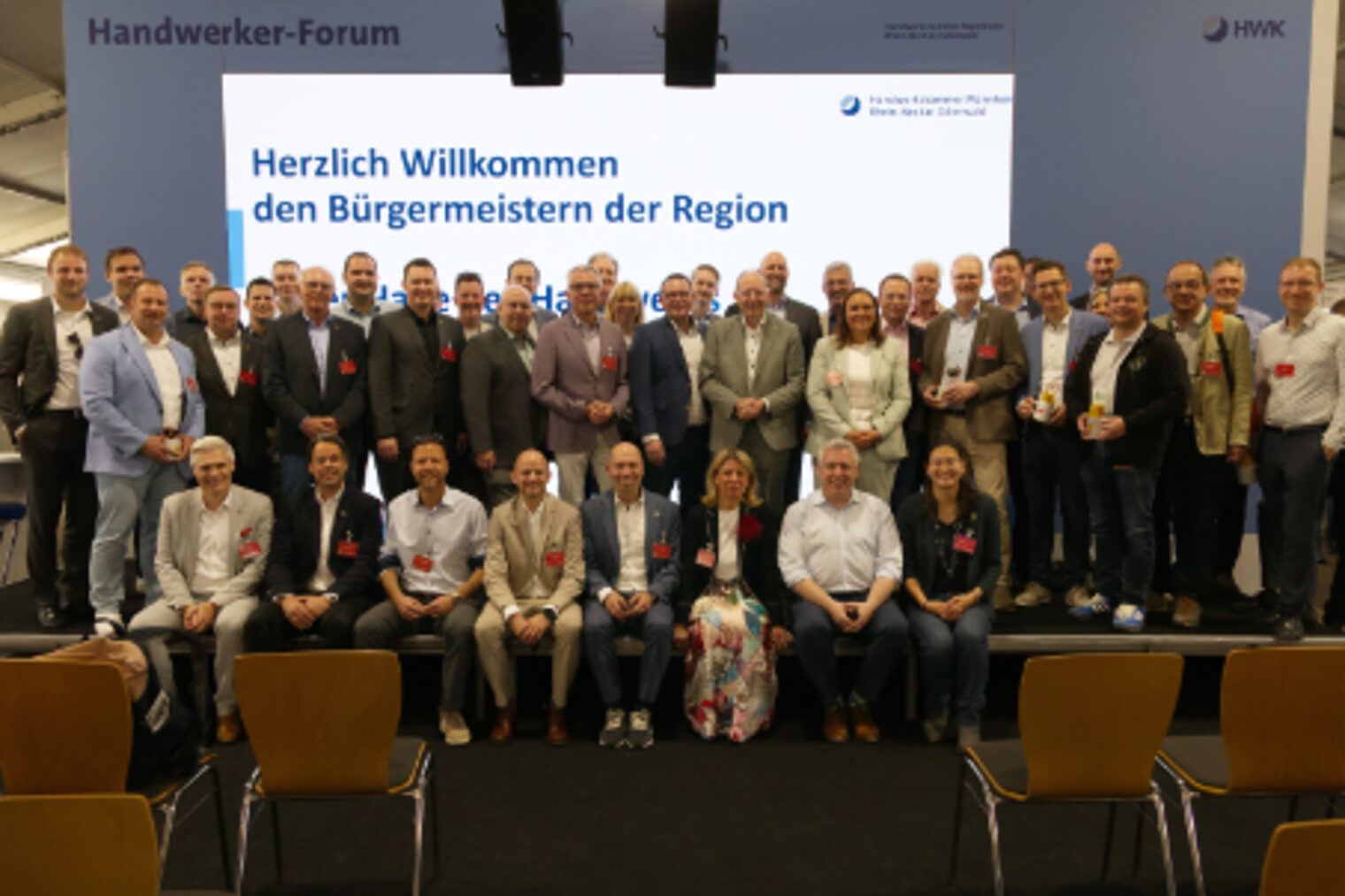 Grosses Gruppenfoto der Buergermeisterinnen und Buergermeister der Region beim Handwerker-Forum im HWK-Zelt auf dem Maimarkt Mannheim