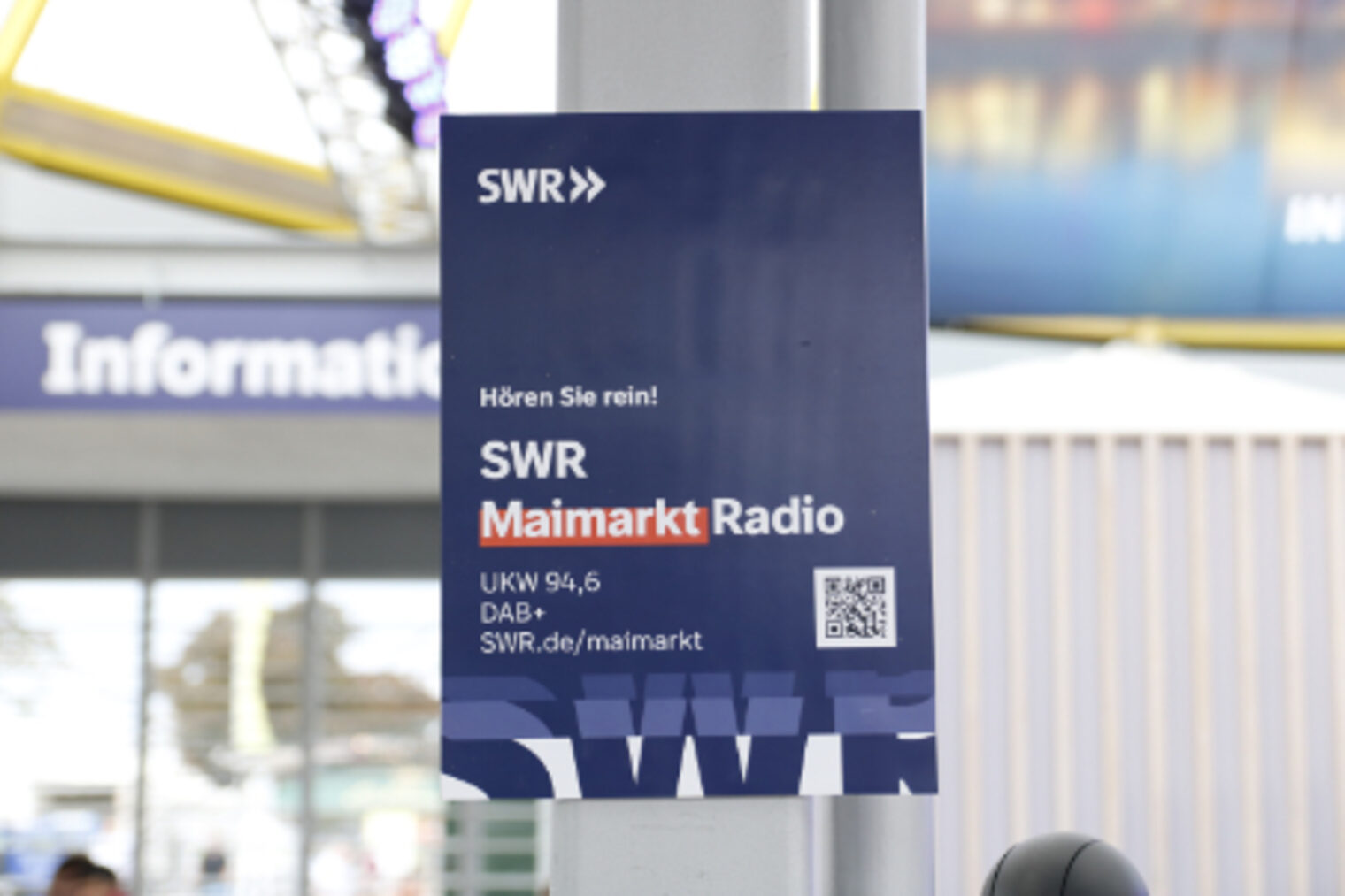 Hinweisschild fuer das SWR Maimarkt Radio auf UKW 94,6 und DAB+ im Gläsernen Studio auf dem Maimarkt Mannheim