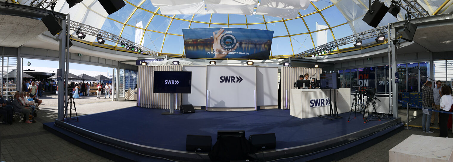 Panoramablick auf die SWR-Buehne mit Studiobuehne und Bildschirmen unter der Glaskuppel auf dem Maimarkt Mannheim