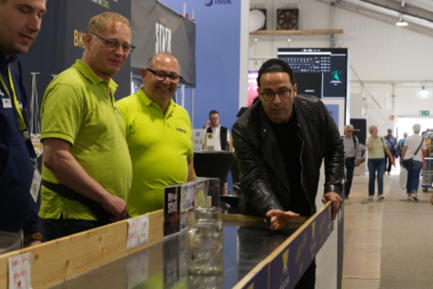 Bülent Ceylan beim Maßkrugschieben im Handwerker-Zelt auf dem Maimarkt Mannheim