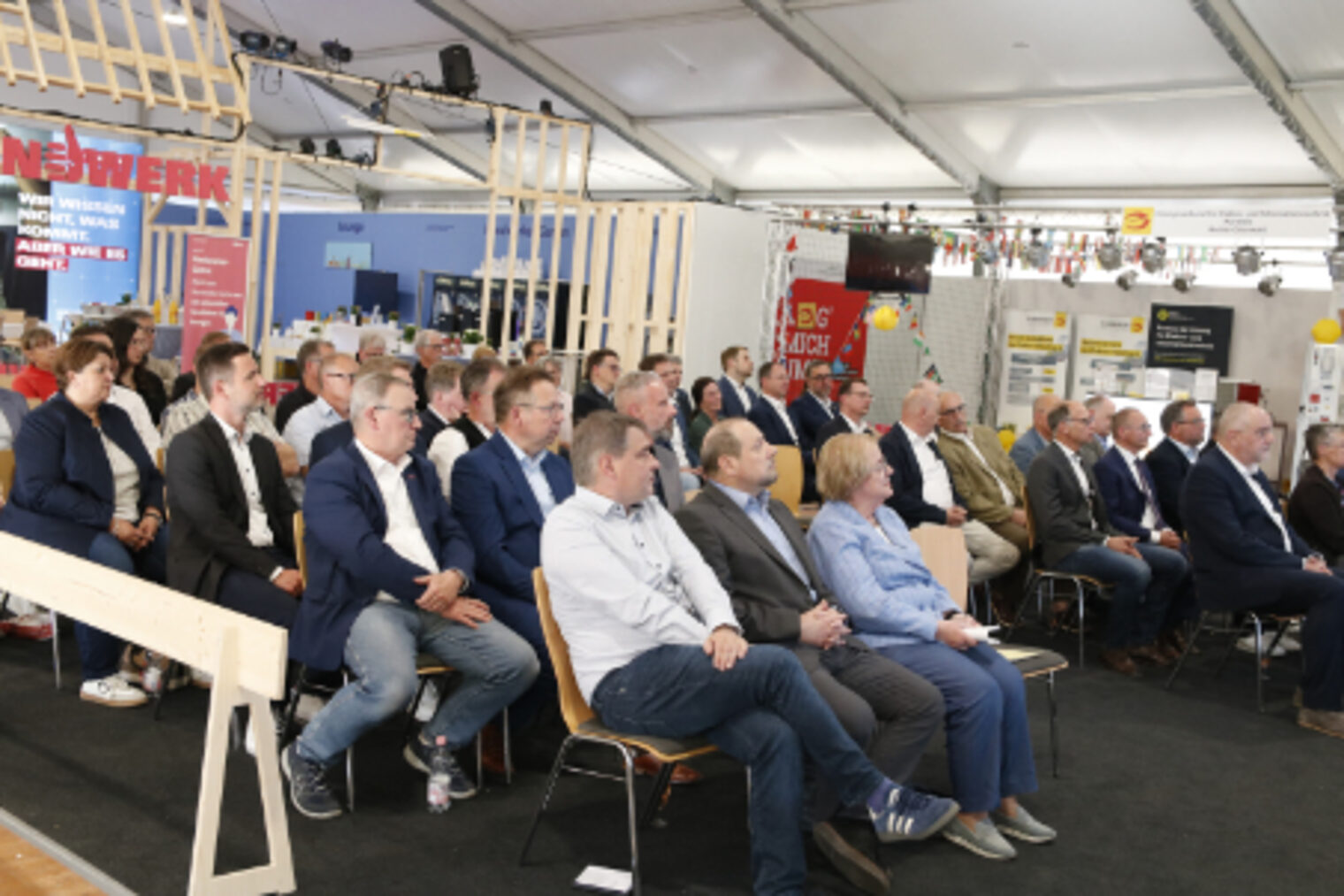 Gut besetztes Publikum aus Gaesten bei einer Netzwerkveranstaltung im Handwerker-Zelt auf dem Maimarkt Mannheim