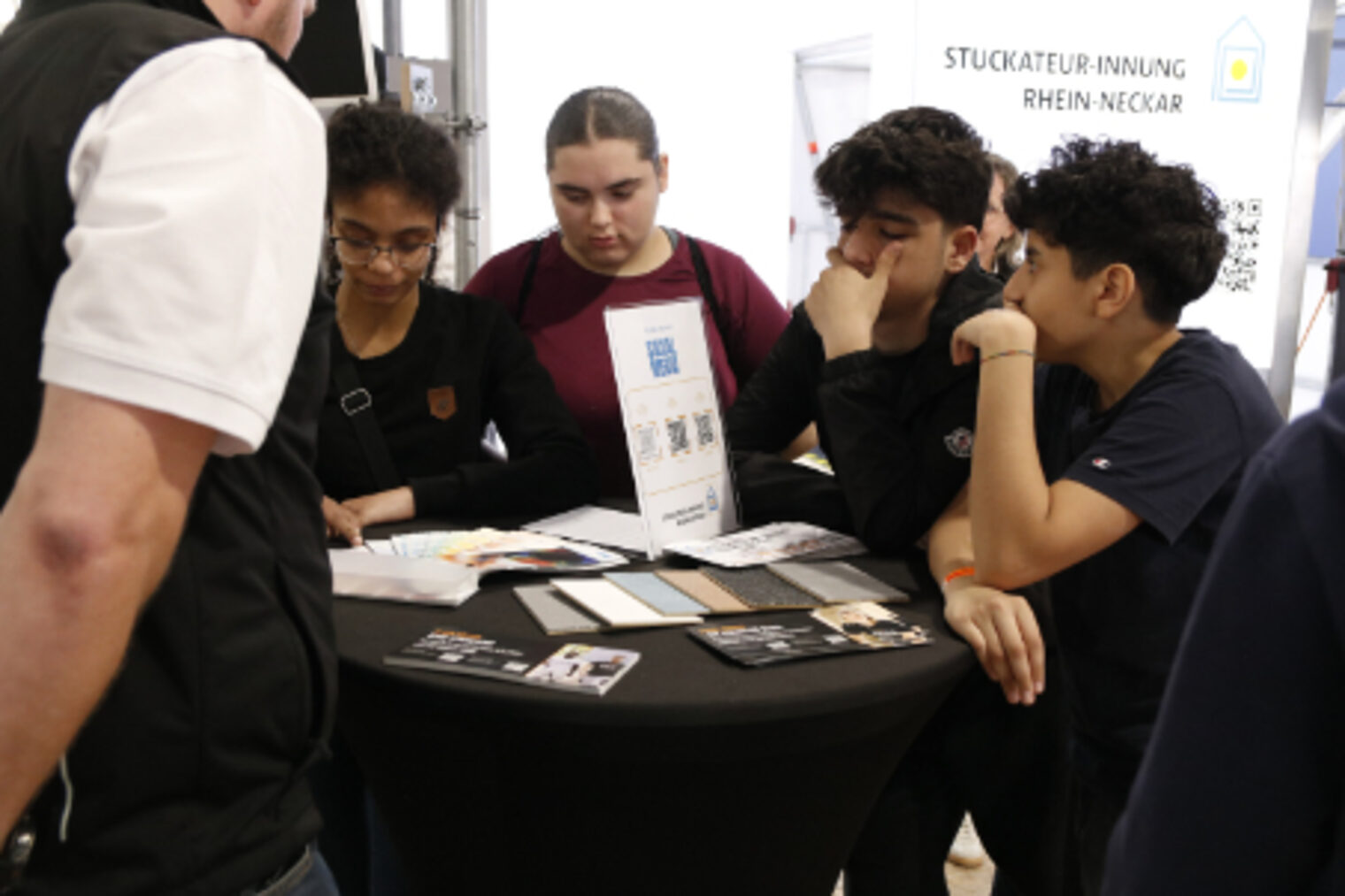 Schuelerinnen und Schueler informieren sich am Stand der Stuckateur-Innung Rhein-Neckar auf dem Maimarkt Mannheim