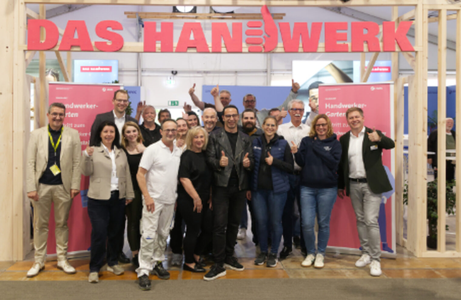Gruppenfoto mit Bülent Ceylan vor dem Eingang des Handwerker-Garten auf dem Maimarkt Mannheim