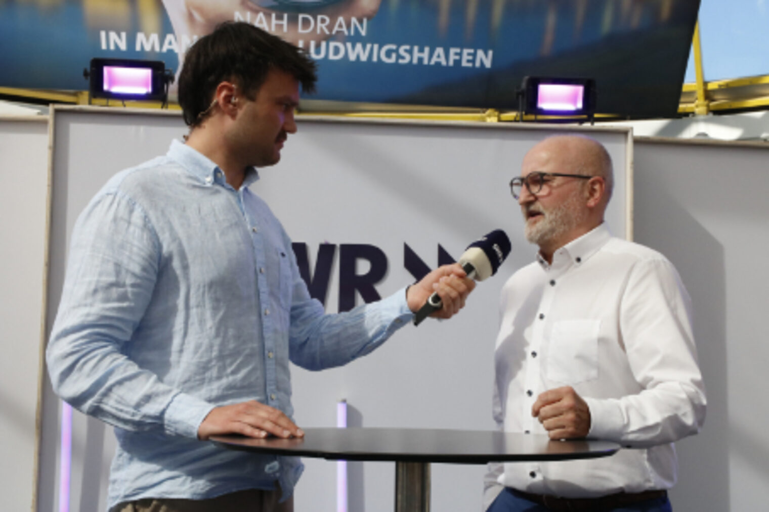 SWR-Moderator interviewt den Vizepräsident Steffen Haug am SWR-Gläsernen Studio Nah dran in Mannheim-Ludwigshafen auf dem Maimarkt Mannheim
