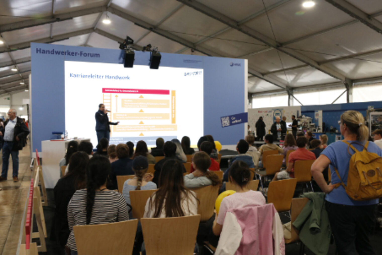 Vortrag im Handwerker-Forum mit Praesentation zur Karriere im Handwerk vor Schuelerinnen und Schuelern auf dem Maimarkt Mannheim