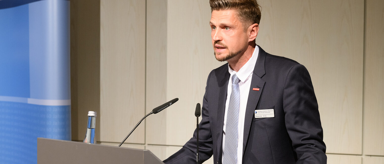 Ein Mann hält eine Rede an einem Pult