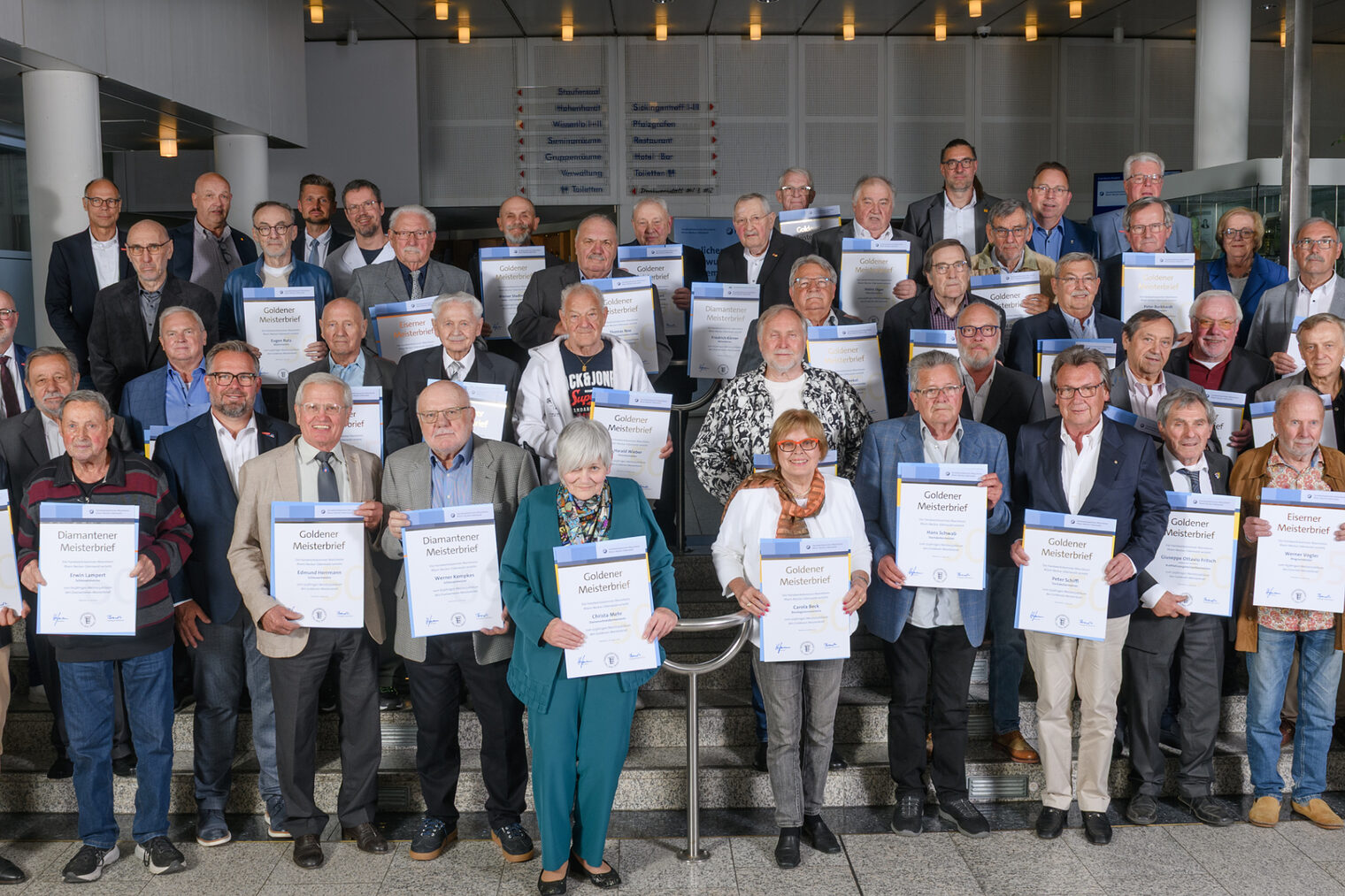Die Ehrenmeisterinnen und -meister der Feierstunde in Wiesloch: 48 Goldene, Diamantene und Eiserne Meisterbriefe wurden an die Ehrenträger übergeben.