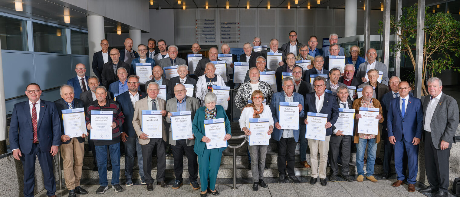 Die Ehrenmeisterinnen und -meister der Feierstunde in Wiesloch: 48 Goldene, Diamantene und Eiserne Meisterbriefe wurden an die Ehrenträger übergeben.