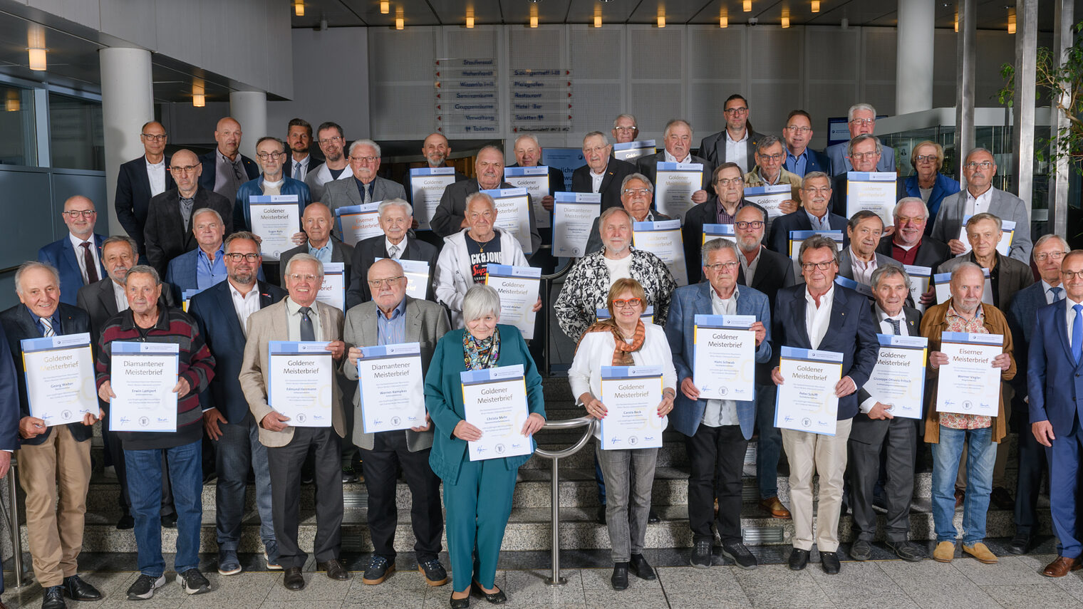 Die Ehrenmeisterinnen und -meister der Feierstunde in Wiesloch: 48 Goldene, Diamantene und Eiserne Meisterbriefe wurden an die Ehrenträger übergeben.