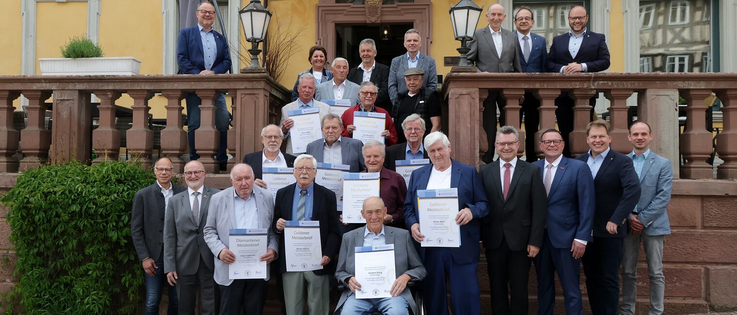 Strahlende Gesichter bei den Goldenen, Diamantenen und Eisernen Meistern in Buchen, zusammen mit verschiedenen Würdenträgern, die gratulierten.