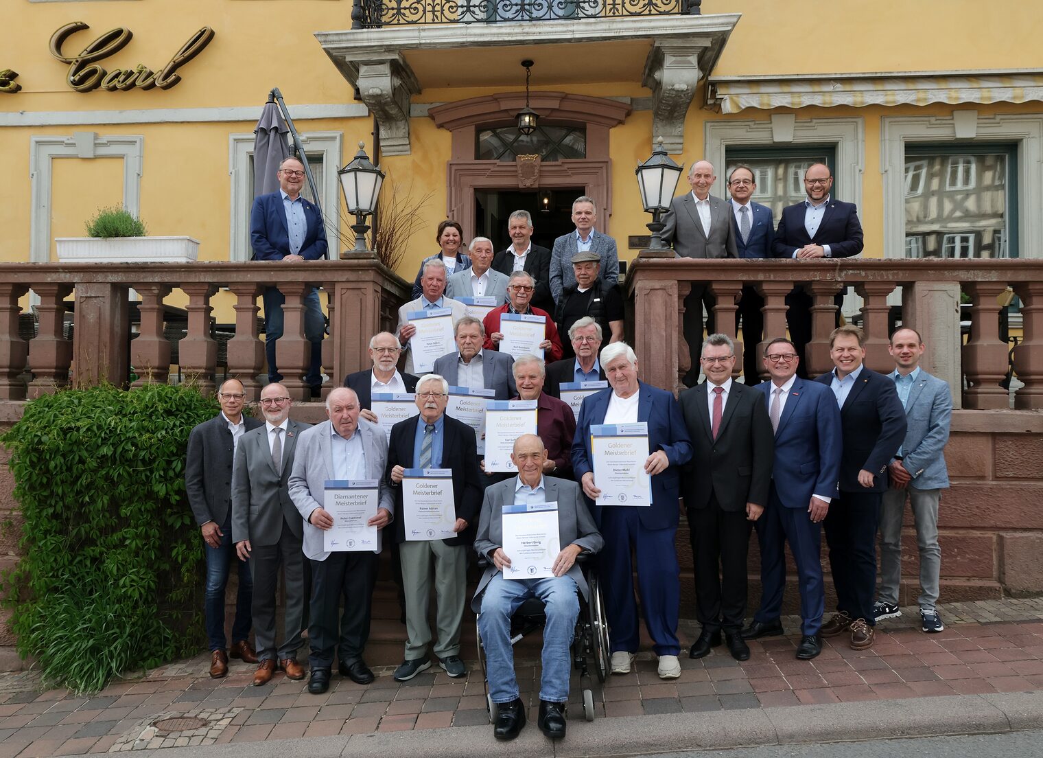 Strahlende Gesichter bei den Goldenen, Diamantenen und Eisernen Meistern in Buchen, zusammen mit verschiedenen Würdenträgern, die gratulierten.