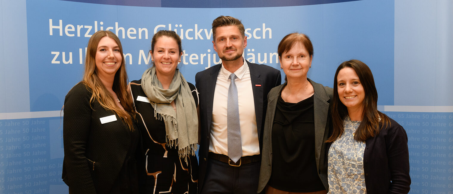 Das Team der Meisterprüfung posiert für ein Gruppenfoto