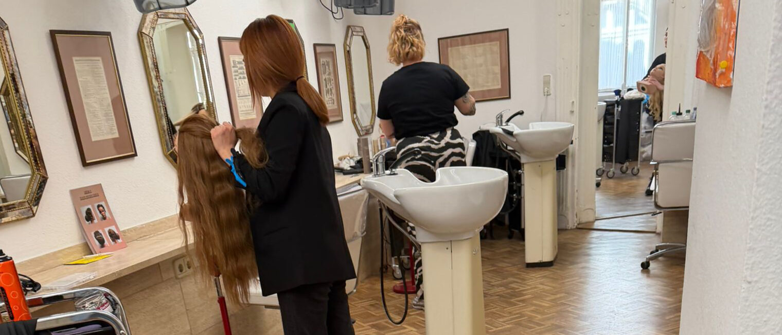 Zwei Friseurinnen beim Frisieren in einem Frisörsalon