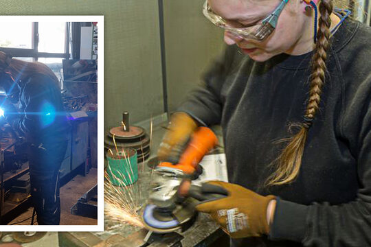 Eine Frau mit der Flex am bearbeiten eines Metallstücks im Schraubstock