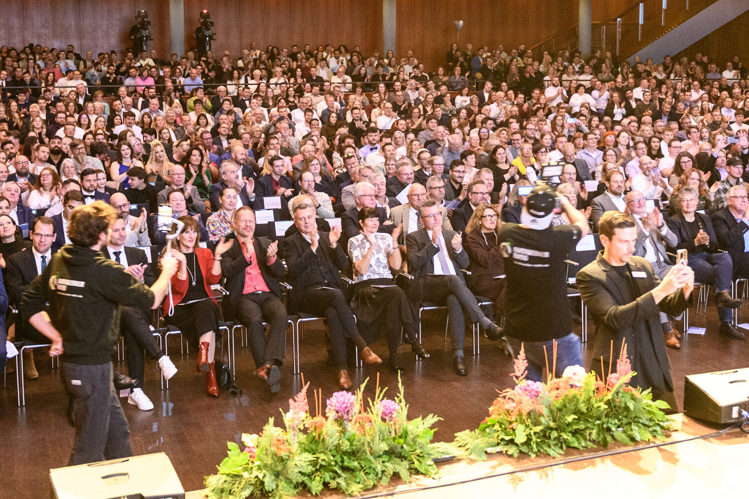 Über 500 Meisterinnen und Meister erhalten jedes Jahr ihren Meisterbrief von der Handwerkskammer Mannheim Rhein-Neckar-Odenwald. Im Hintergrund der feierlichen Überreichung arbeitet der Geschäftsbereich Meisterprüfung.