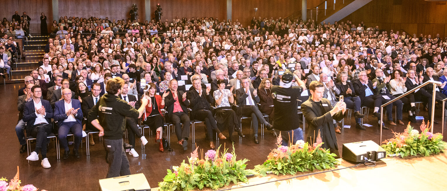 Über 500 Meisterinnen und Meister erhalten jedes Jahr ihren Meisterbrief von der Handwerkskammer Mannheim Rhein-Neckar-Odenwald. Im Hintergrund der feierlichen Überreichung arbeitet der Geschäftsbereich Meisterprüfung.