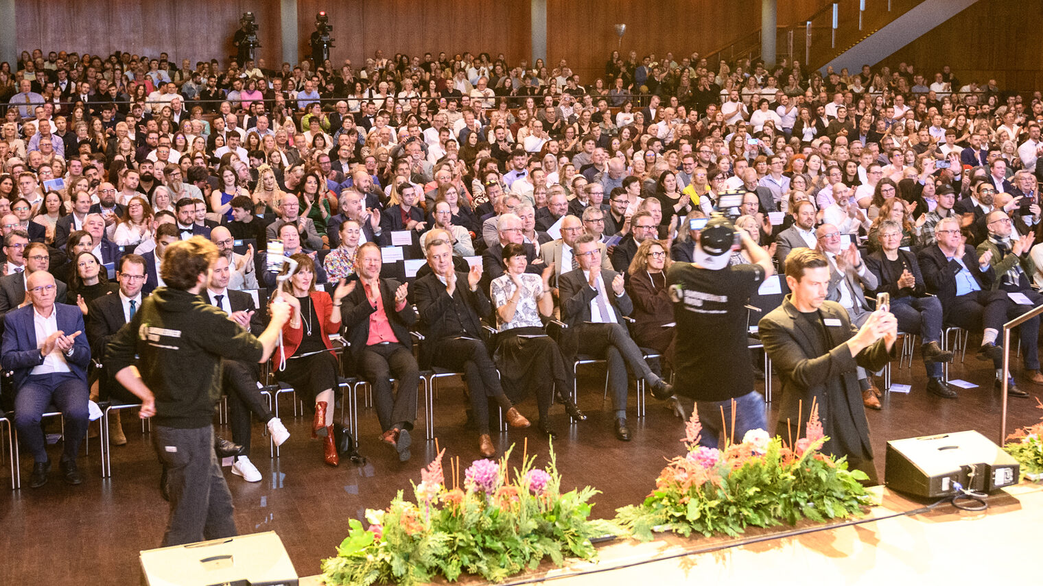 Über 500 Meisterinnen und Meister erhalten jedes Jahr ihren Meisterbrief von der Handwerkskammer Mannheim Rhein-Neckar-Odenwald. Im Hintergrund der feierlichen Überreichung arbeitet der Geschäftsbereich Meisterprüfung.