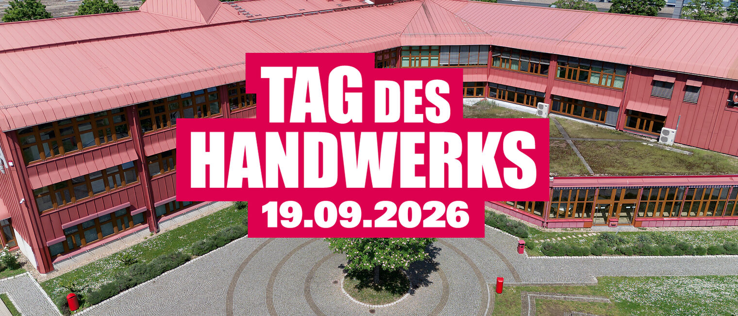 Das rote Gebäude von der Vogelperspektive aus fotografiert. In der Mitte eine große weiße Schrift mit einer roten Umrandung. Text: Tag des Handwerks 2026