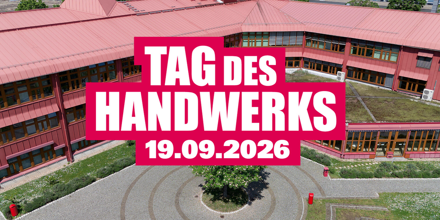 Das rote Gebäude von der Vogelperspektive aus fotografiert. In der Mitte eine große weiße Schrift mit einer roten Umrandung. Text: Tag des Handwerks 2026