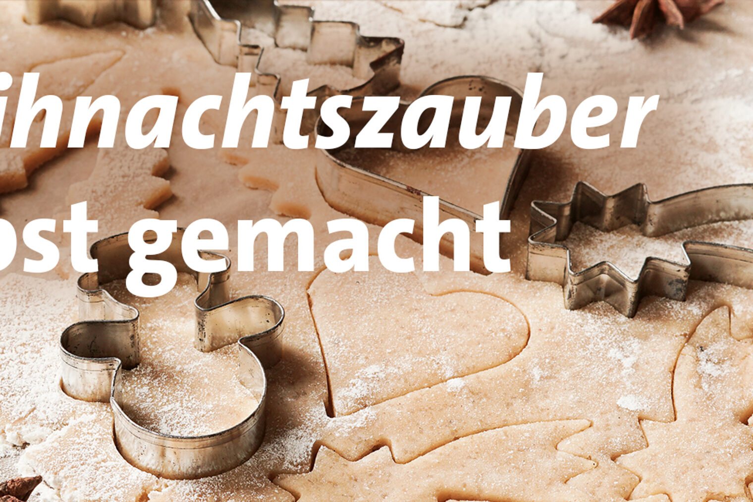 ausgerollter Plätzchenteig mit Schneemann-,und Sternschnuppen-, Herz-und Tannenbaumausstecher. Weihnachtszauber selbstgemacht