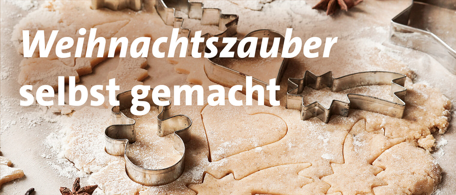 ausgerollter Plätzchenteig mit Schneemann-,und Sternschnuppen-, Herz-und Tannenbaumausstecher. Weihnachtszauber selbstgemacht