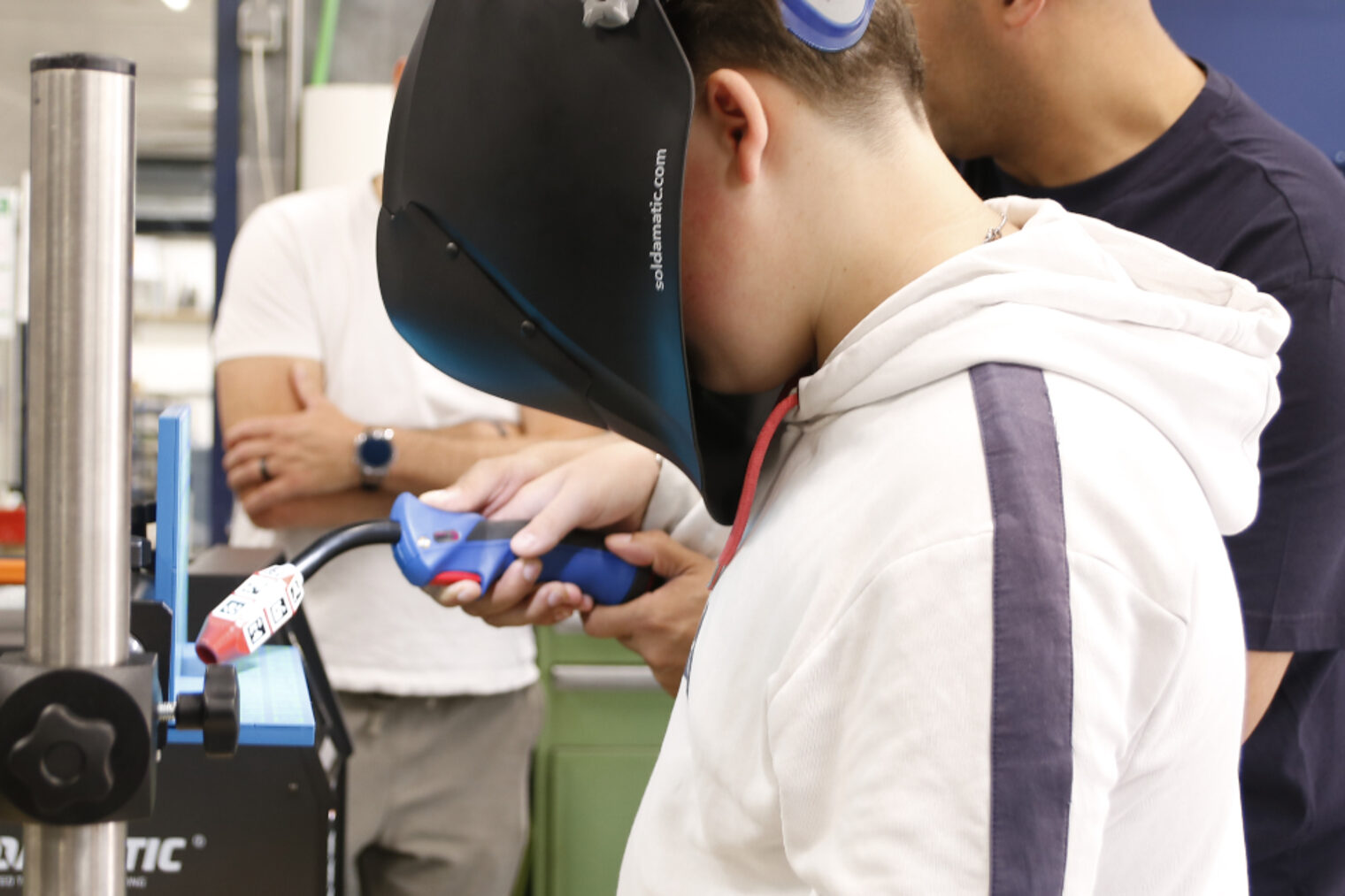 Jugendlicher übt Schweißen mit Augmented-Reality-Simulator Soldamatic bei einer Berufsorientierung im Handwerk