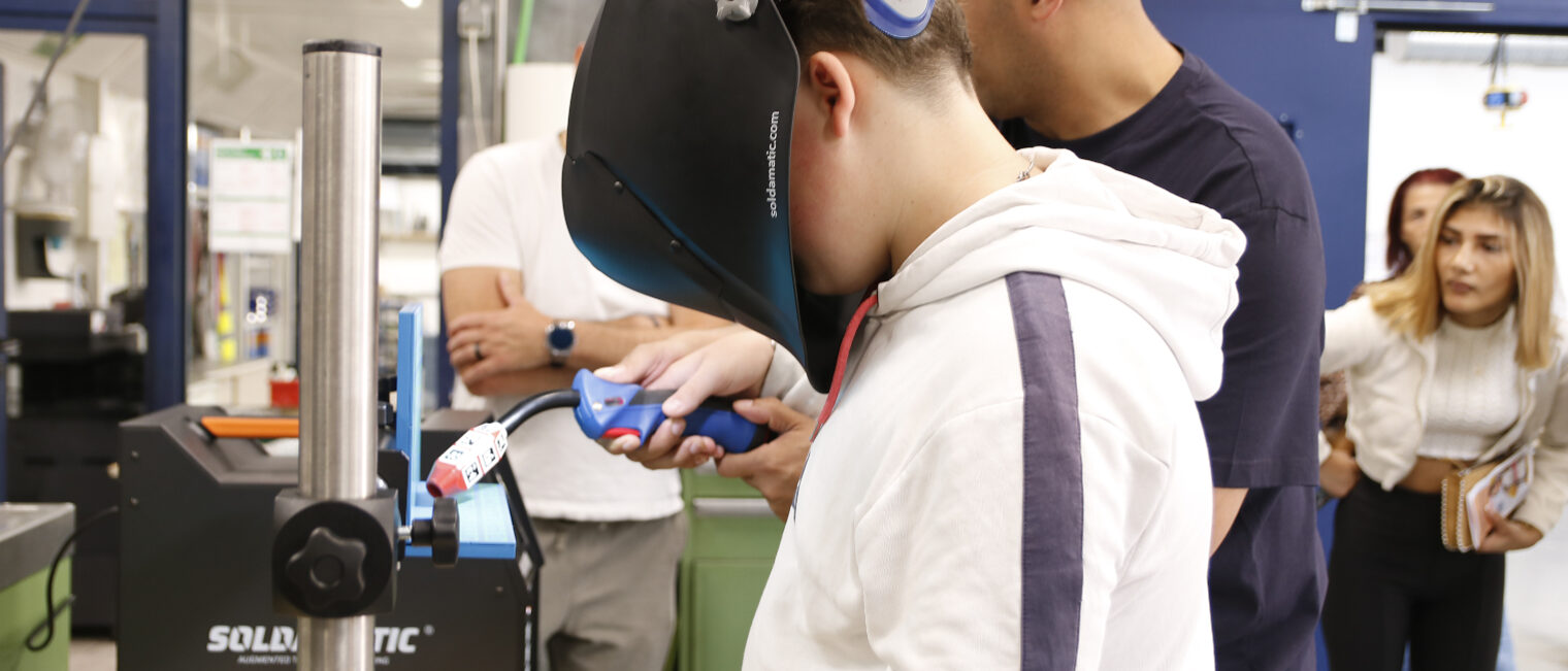 Jugendlicher übt Schweißen mit Augmented-Reality-Simulator Soldamatic bei einer Berufsorientierung im Handwerk