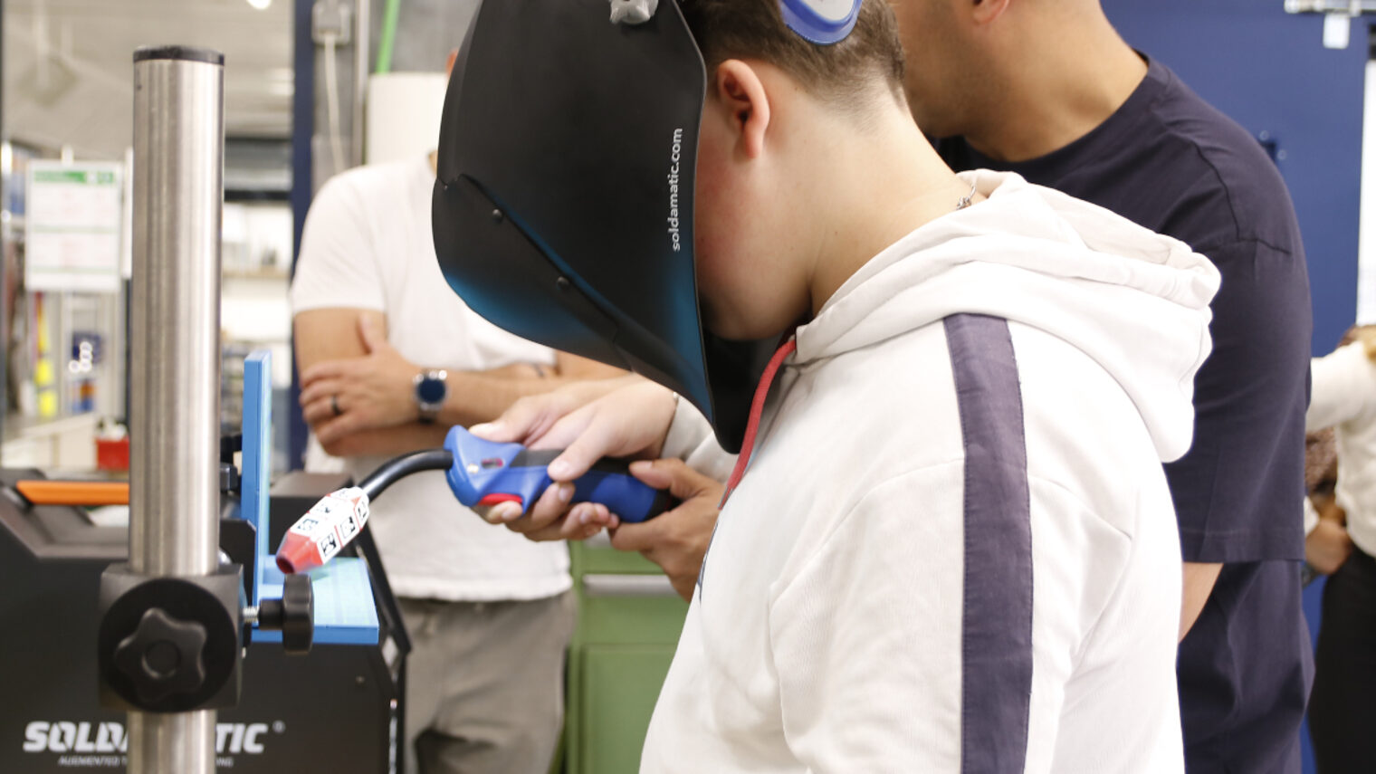 Jugendlicher übt Schweißen mit Augmented-Reality-Simulator Soldamatic bei einer Berufsorientierung im Handwerk