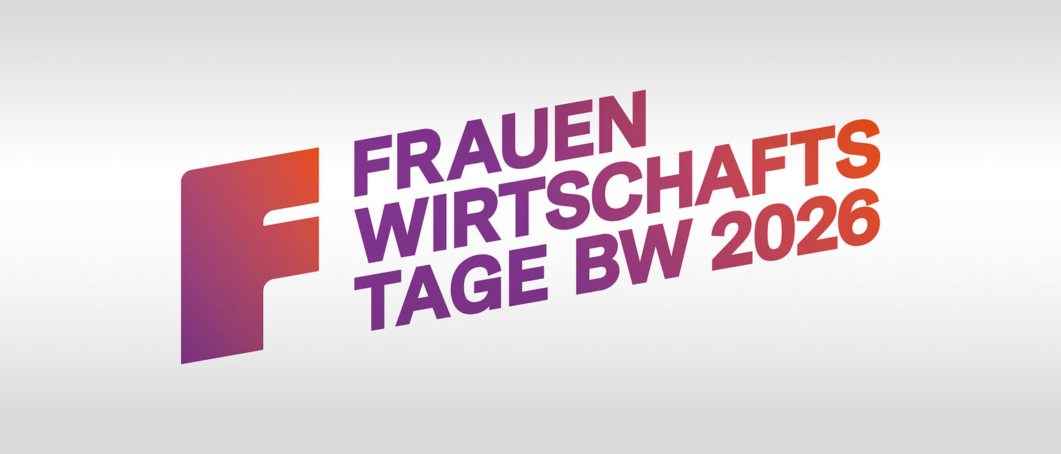 Weißer Hintergrund mit der Schrift Frauenwirtschaftstage BW 2026 in lila und organgenen Farben.
