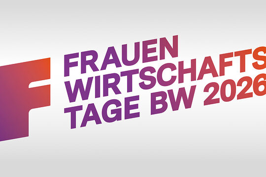 Weißer Hintergrund mit der Schrift Frauenwirtschaftstage BW 2026 in lila und organgenen Farben.