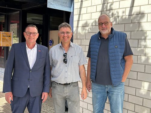 Landtagsabgeordneter Dr. Stefan Fulst-Blei (Mitte) mit Kammerpräsident Klaus Hofmann (links) und Hauptgeschäftsführer Jens Brandt (rechts) beim Tag des Handwerks in der Bildungsakademie
