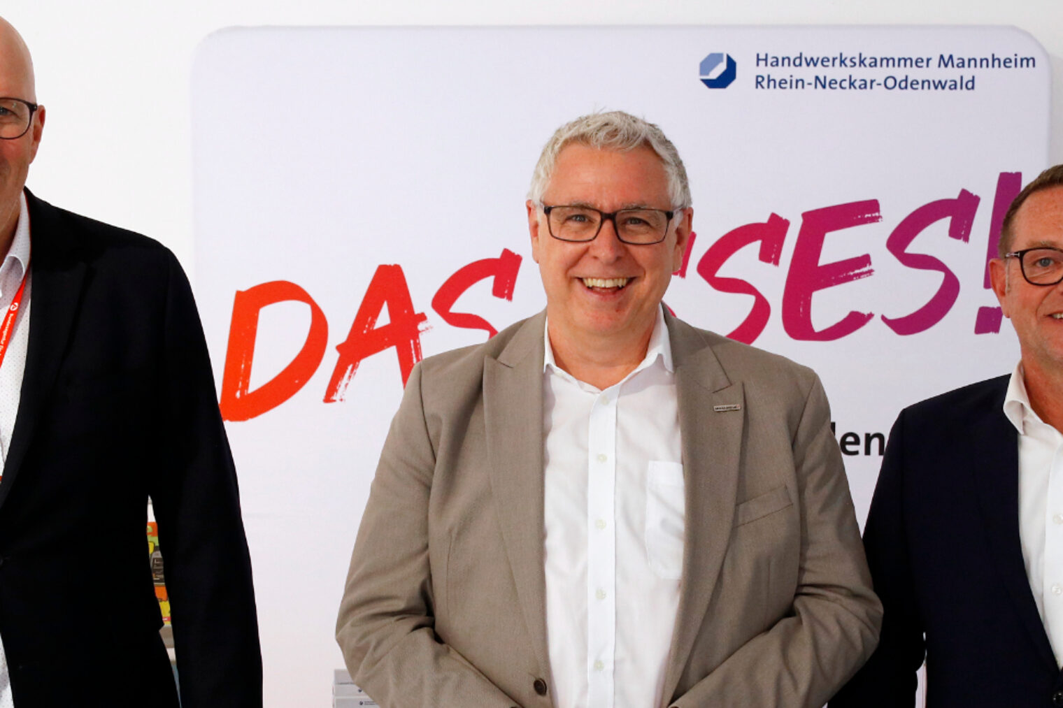 Drei Männer stehen lächelnd vor einem Banner der Handwerkskammer Mannheim Rhein-Neckar-Odenwald (v.l.): Norbert Hölscher (Bundesagentur für Arbeit), Thorsten Riehle (Wirtschaftsbürgermeister Mannheim), Klaus Hofmann (Kammerpräsident).
