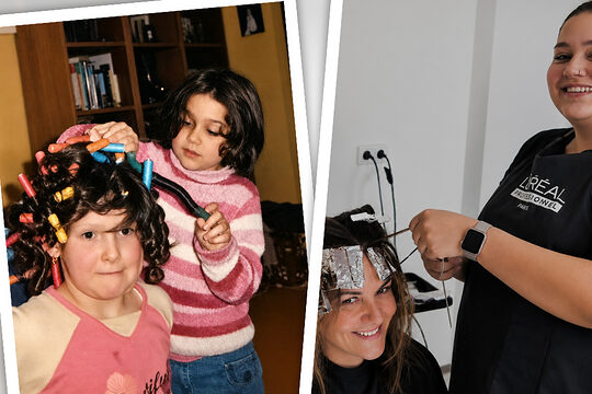 Bildcollage: Links frisiert die junge Alessia Kanzler als Kind ihrer Freundin die Haare mit bunten Lockenwicklern, rechts arbeitet sie als ausgebildete Friseurmeisterin im Salon und legt einer Kundin Strähnen mit Alufolie.