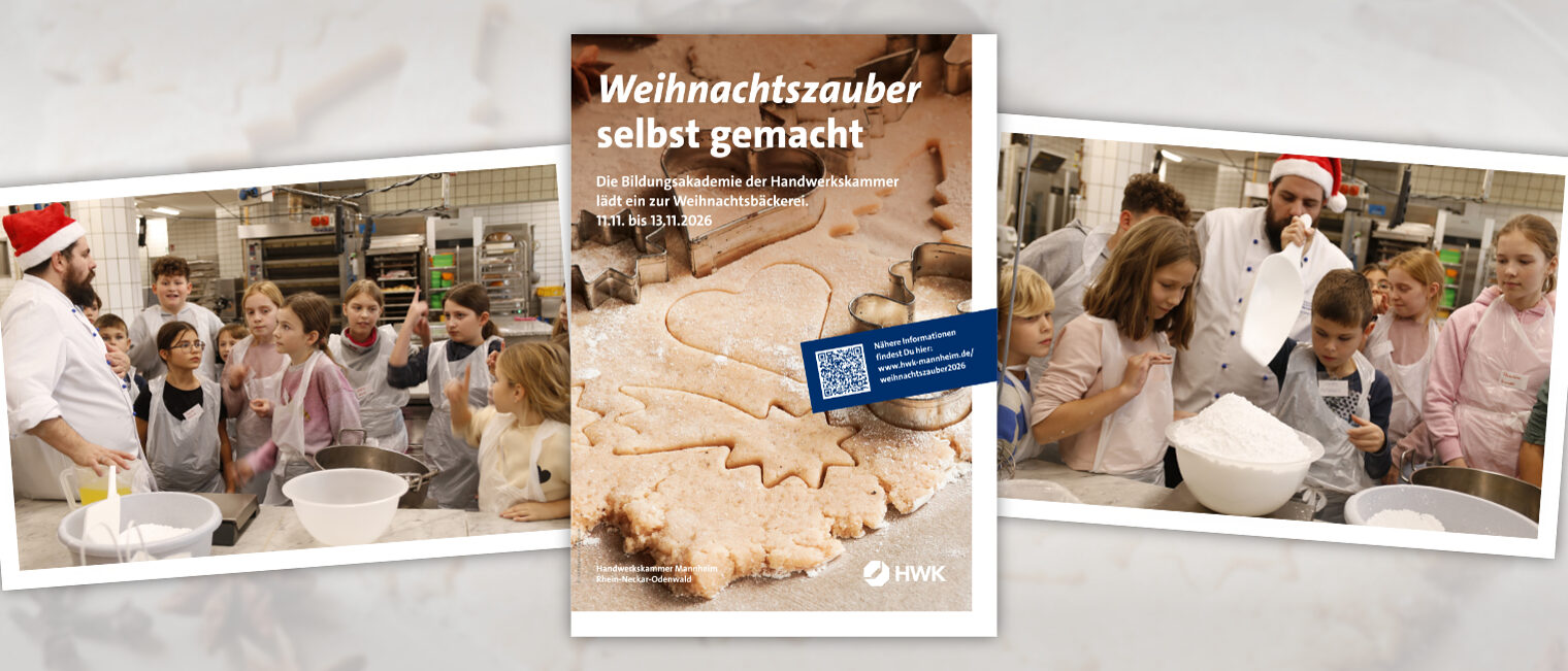 Kinder backen Plätzchen mit einem Bäckermeister in der Backstube der Handwerkskammer; mittig das Veranstaltungsplakat „Weihnachtszauber selbst gemacht" mit Termin und QR-Code.