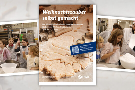 Kinder backen Plätzchen mit einem Bäckermeister in der Backstube der Handwerkskammer; mittig das Veranstaltungsplakat „Weihnachtszauber selbst gemacht" mit Termin und QR-Code.