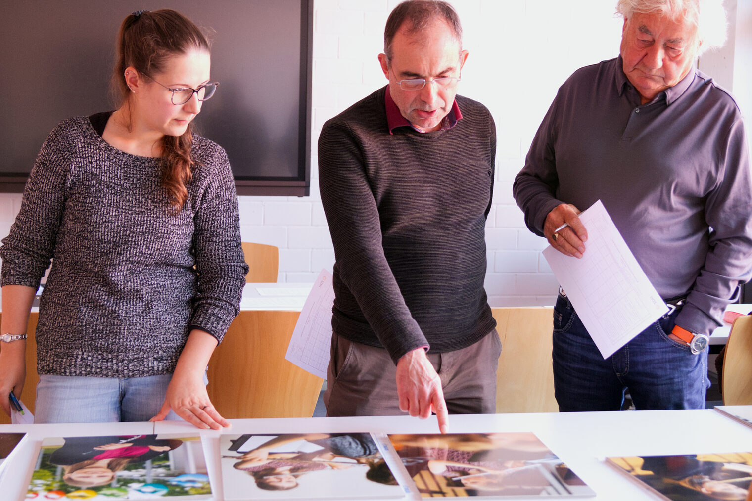Drei Fotografenmeister bewerteten die Arbeiten des Nachwuchses beim Landesentscheid der DMH in Mannheim (von links): Isabell Giese, Thomas Rittelmann und Herbert Gläss.