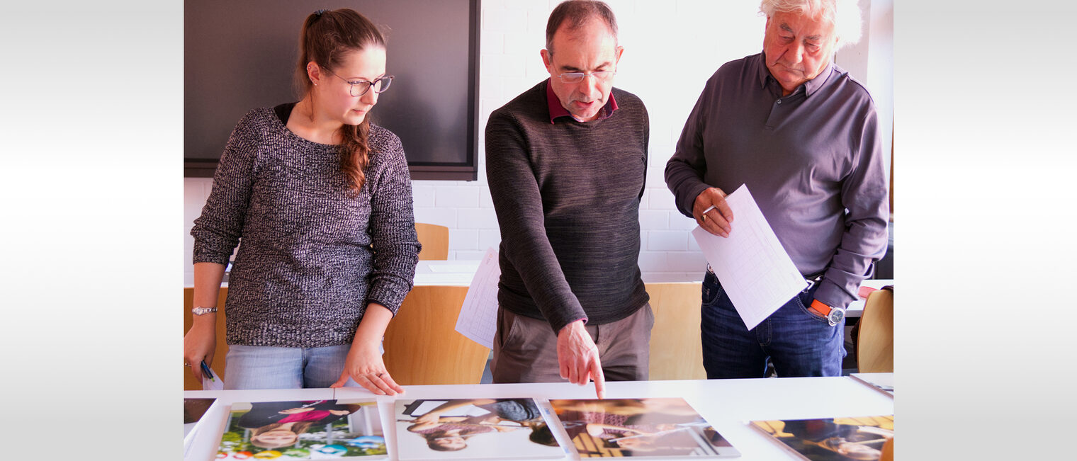 Drei Fotografenmeister bewerteten die Arbeiten des Nachwuchses beim Landesentscheid der DMH in Mannheim (von links): Isabell Giese, Thomas Rittelmann und Herbert Gläss.